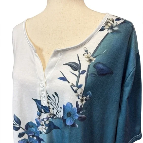 Women’s Plus Floral V-Neck Short Sleeve Loose Fit Knit Top. Blue White 3X #1511 - Picture 3 of 7
